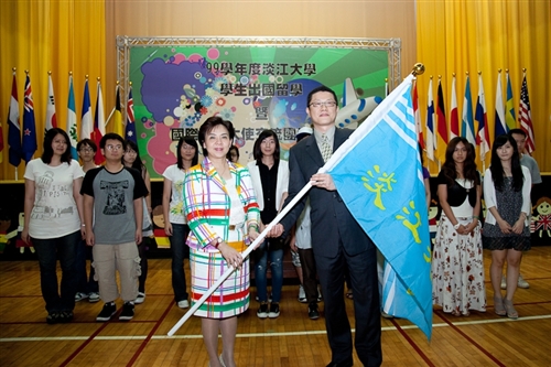 「99學年度淡江大學學生出國留學暨國際青年大使交流團授旗典禮」，於淡水校園學生活動中心舉行，460餘名學生們將帶著師長們滿滿的祝福，起航出海到實體環境，學習多元文化與語言及累積生命能量。