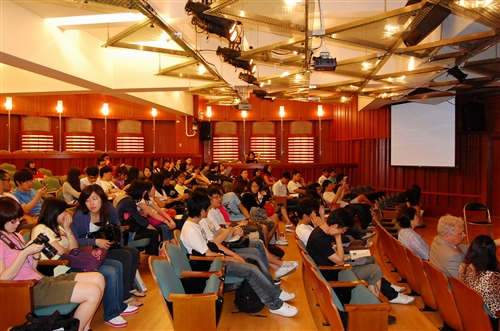 歐洲研究所、覺生紀念圖書館及歐洲聯盟研究中心，自即日起至14日聯合舉辦「第二屆歐盟週」一系列活動，包括學術研討會、歐洲主題書展、電影欣賞及講評等，加深全體教職員生對於歐洲聯盟的認識。