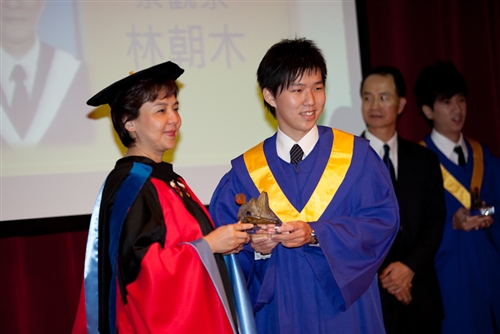 本校蘭陽校園於5日上午舉行第2屆畢業生之畢業典禮，典禮全程以英語進行。畢業生帶著師長及學弟妹的祝福，昂首開展人生新的里程碑。