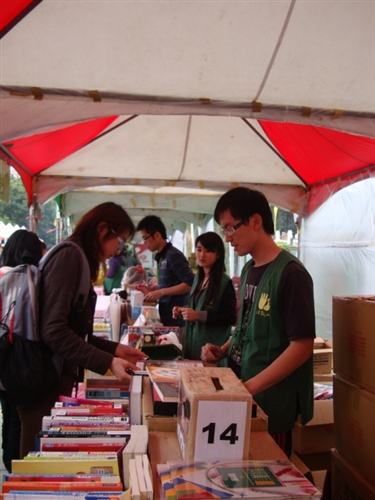 「2010春季北區大學校際聯合愛心勸募義賣活動」於本週在海報街展開，義賣所得全數捐予罕見疾病基金會等社會福利慈善機構。