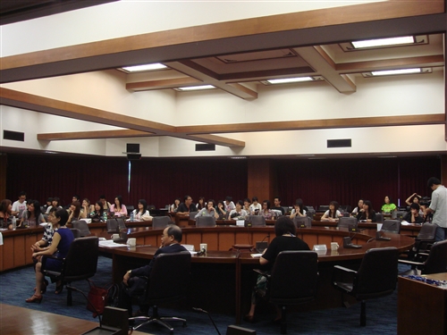 「2010年暑期生活英語營」本週在淡水校園熱鬧展開，4天的活動將協助同學藉著不同文化的學習與自我探索，提升英語能力與國際視野。