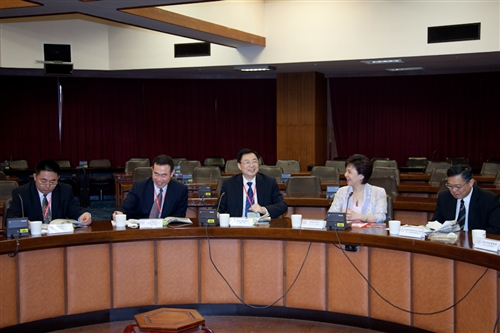 大陸廣州大學易佐永黨委書記等一行12人蒞校參訪，本校張家宜校長於驚聲國際會議廳主持簡報及座談，兩校針對進一步學術合作交流事宜進行熱烈的討論。