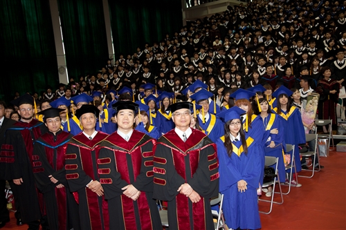 本校98學年度畢業典禮在淡水校園紹謨紀念體育館舉行，校長張家宜以「虎崗風雅林美化雨黌宮甲子春，學成啟航縱橫天下菁莪萬世秋」期勉每一位畢業生，秉持企業最愛的DNA，開創一番「淡江以你為榮」的榮耀。