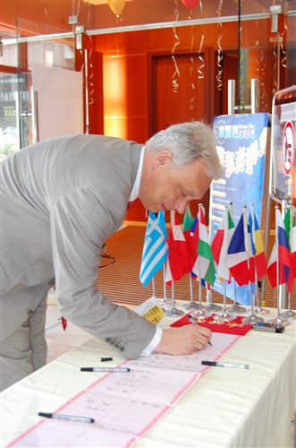 歐洲研究所、覺生紀念圖書館及歐洲聯盟研究中心，自即日起至14日聯合舉辦「第二屆歐盟週」一系列活動，包括學術研討會、歐洲主題書展、電影欣賞及講評等，加深全體教職員生對於歐洲聯盟的認識。