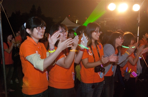 淡水校園「傳燈傳心」與蘭陽校園「燈峰照吉」點燈活動，全體教職員工生同慶學校60大壽。