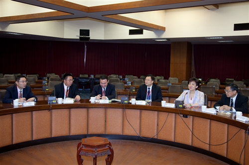 大陸廣州大學易佐永黨委書記等一行12人蒞校參訪，本校張家宜校長於驚聲國際會議廳主持簡報及座談，兩校針對進一步學術合作交流事宜進行熱烈的討論。