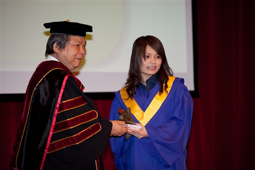 本校蘭陽校園於5日上午舉行第2屆畢業生之畢業典禮，典禮全程以英語進行。畢業生帶著師長及學弟妹的祝福，昂首開展人生新的里程碑。