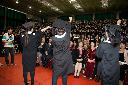 本校98學年度畢業典禮在淡水校園紹謨紀念體育館舉行，校長張家宜以「虎崗風雅林美化雨黌宮甲子春，學成啟航縱橫天下菁莪萬世秋」期勉每一位畢業生，秉持企業最愛的DNA，開創一番「淡江以你為榮」的榮耀。