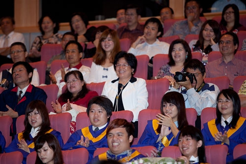 本校蘭陽校園於5日上午舉行第2屆畢業生之畢業典禮，典禮全程以英語進行。畢業生帶著師長及學弟妹的祝福，昂首開展人生新的里程碑。