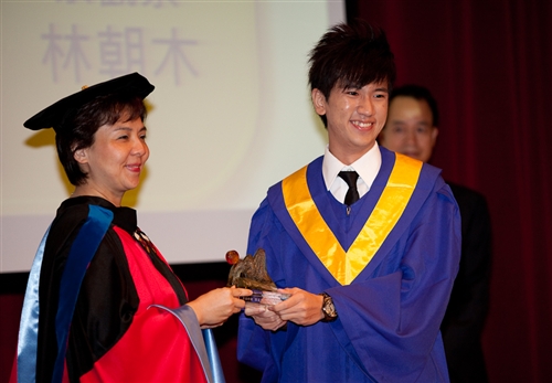 本校蘭陽校園於5日上午舉行第2屆畢業生之畢業典禮，典禮全程以英語進行。畢業生帶著師長及學弟妹的祝福，昂首開展人生新的里程碑。