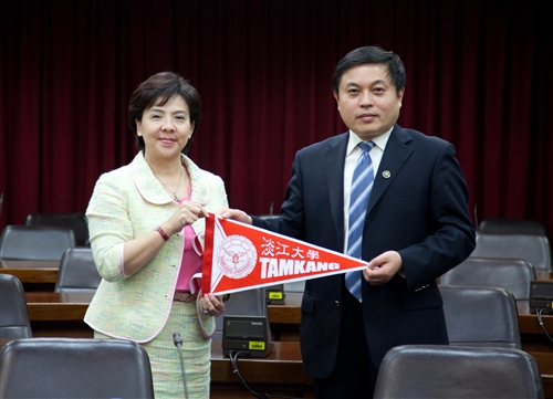 本校與北京理工大學簽定兩校學術交流協議暨學生交流協議書。