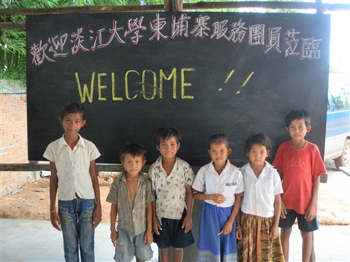 本校師生利用暑假遠赴柬埔寨進行服務學習活動。