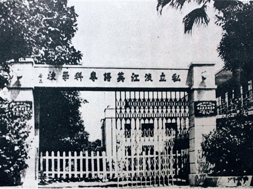 為記錄一甲子以來的成長足跡，本校將出版令人懷念的人、事、物《淡江影像60─人事物的交融》專書，自即日起至4月10日止舉辦「淡江老照片」徵集活動，歡迎所有淡江人共襄盛舉，踴躍提供。