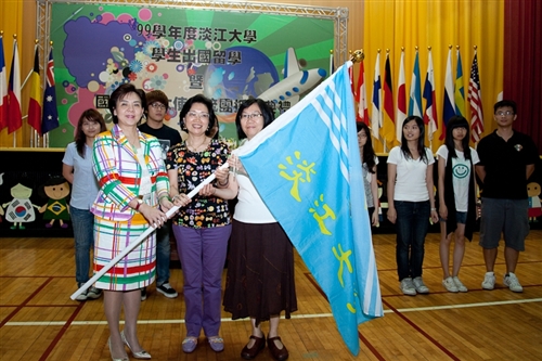 「99學年度淡江大學學生出國留學暨國際青年大使交流團授旗典禮」，於淡水校園學生活動中心舉行，460餘名學生們將帶著師長們滿滿的祝福，起航出海到實體環境，學習多元文化與語言及累積生命能量。