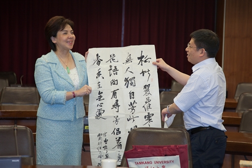「川台高校校長論壇」四川代表團之四川大學謝和平校長等一行33人蒞校參訪，本校張家宜校長於驚聲國際會議廳主持簡報及座談，針對學術、教育等議題進行交流。