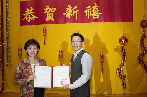 本校98年度歲末聯歡會在淡水校園學生活動中心熱鬧登場，豐富的摸彩品及多元具有特色的民俗技藝、箏胡、舞蹈、歌唱等表演，讓全校教職員工及退休人員High到最高點。