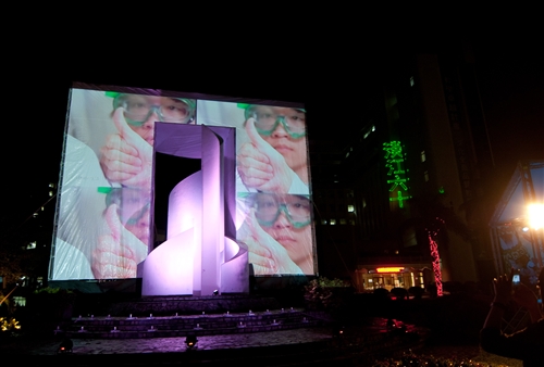 淡水校園「傳燈傳心」與蘭陽校園「燈峰照吉」點燈活動，全體教職員工生同慶學校60大壽。