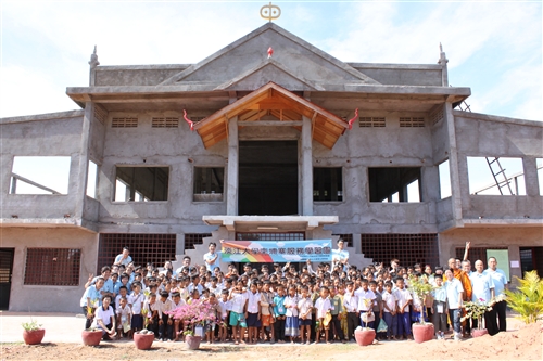 本校師生利用暑假遠赴柬埔寨進行服務學習活動。