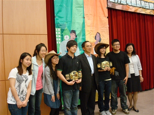 本校資管系楊明玉老師指導數學系林資閎、財金系曾莛雅同學，於日前參加「2010年世界盃電腦應用技能競賽」台灣區選拔賽，分別獲得EXCEL、WORD全國第一，為本校創下四連霸的佳績。