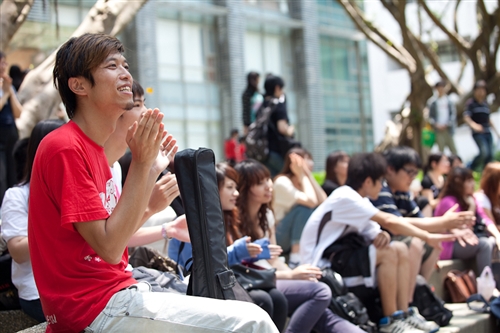 「外語週」於本週在外語大樓前、海報街展開，動人的各國舞蹈表演、各國文物美食讓全校動起來。