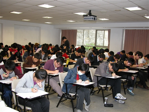 2010第五屆鍾靈化學創意競賽於3月6日在淡水校園鍾靈化學館舉行，生活化與創意設計的主題，吸引了包括建國中學、北一女中、台南一中等546位高中學生參與角逐競賽。