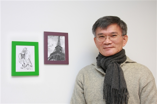 本校西班牙語文學系林盛彬副教授接連獲得西班牙、法國及台灣的3個跨領域博士學位，並為本校第1位透過姊妹校雙學位合作計畫取得雙博士之最佳典範。