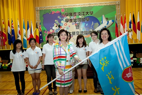 「99學年度淡江大學學生出國留學暨國際青年大使交流團授旗典禮」，於淡水校園學生活動中心舉行，460餘名學生們將帶著師長們滿滿的祝福，起航出海到實體環境，學習多元文化與語言及累積生命能量。