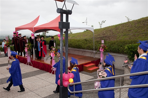 本校蘭陽校園於5日上午舉行第2屆畢業生之畢業典禮，典禮全程以英語進行。畢業生帶著師長及學弟妹的祝福，昂首開展人生新的里程碑。