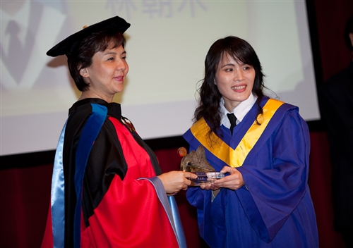 本校蘭陽校園於5日上午舉行第2屆畢業生之畢業典禮，典禮全程以英語進行。畢業生帶著師長及學弟妹的祝福，昂首開展人生新的里程碑。