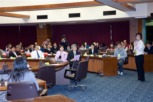 主題為「精進品管圈技能，強化跨組織合作」的98學年度全面品質管理研習會，張家宜校長並頒獎給本校品管圈競賽前3名的文革圈、兩極圈、黑眼鳳凰圈，並邀請台中榮民總醫院品管圈發表暨專題演講，以分享其執行品管圈的經驗與成效。