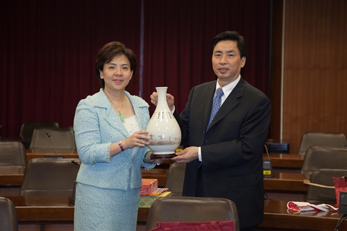 「川台高校校長論壇」四川代表團之四川大學謝和平校長等一行33人蒞校參訪，本校張家宜校長於驚聲國際會議廳主持簡報及座談，針對學術、教育等議題進行交流。