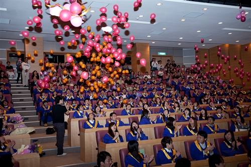 本校蘭陽校園於5日上午舉行第2屆畢業生之畢業典禮，典禮全程以英語進行。畢業生帶著師長及學弟妹的祝福，昂首開展人生新的里程碑。