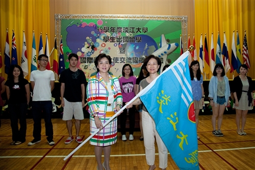 「99學年度淡江大學學生出國留學暨國際青年大使交流團授旗典禮」，於淡水校園學生活動中心舉行，460餘名學生們將帶著師長們滿滿的祝福，起航出海到實體環境，學習多元文化與語言及累積生命能量。