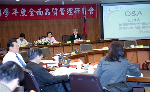 主題為「精進品管圈技能，強化跨組織合作」的98學年度全面品質管理研習會，張家宜校長並頒獎給本校品管圈競賽前3名的文革圈、兩極圈、黑眼鳳凰圈，並邀請台中榮民總醫院品管圈發表暨專題演講，以分享其執行品管圈的經驗與成效。