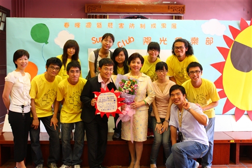 春暉週暨菸害防制成果展於覺軒花園教室陽光展開，張家宜校長親臨會場主持開幕式，並帶領師長剪掉長型拒菸，展現本校「向菸說不、健康邁步」的決心。