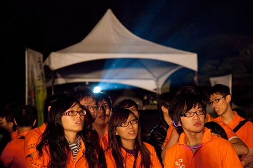 淡水校園「傳燈傳心」與蘭陽校園「燈峰照吉」點燈活動，全體教職員工生同慶學校60大壽。