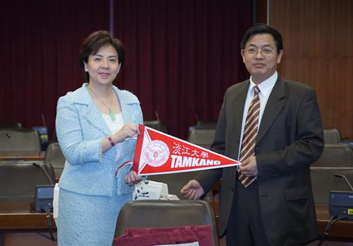 「川台高校校長論壇」四川代表團之四川大學謝和平校長等一行33人蒞校參訪，本校張家宜校長於驚聲國際會議廳主持簡報及座談，針對學術、教育等議題進行交流。