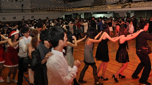 「淡江一甲子，旋轉久久，迎向100 蛋捲點燈」暨「2010白色聖誕化妝舞會」活動熱鬧登場。