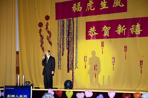 本校98年度歲末聯歡會在淡水校園學生活動中心熱鬧登場，豐富的摸彩品及多元具有特色的民俗技藝、箏胡、舞蹈、歌唱等表演，讓全校教職員工及退休人員High到最高點。