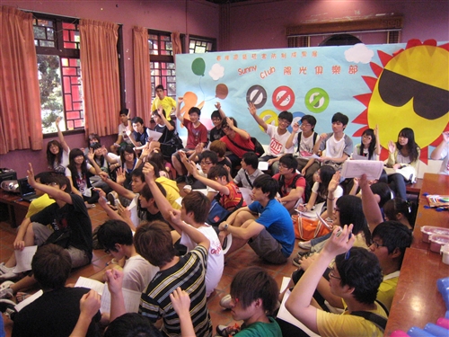 春暉週暨菸害防制成果展於覺軒花園教室陽光展開，張家宜校長親臨會場主持開幕式，並帶領師長剪掉長型拒菸，展現本校「向菸說不、健康邁步」的決心。