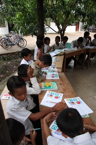 本校柬埔寨服務學習團利用寒假再度前往柬埔寨嗊布省蓮花市，進行中文、電腦教學的海外志工服務，展現學生專業知識與技能，提供有價值之服務，拓展生命的寬度。