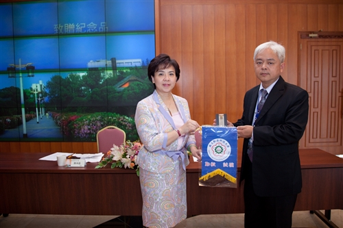 國立勤益科技大學一行18人蒞臨本校進行校務參訪與交流。張校長家宜和與會人員分享大學的全面品質管理，並說明本校推行TQM之歷程及成果。