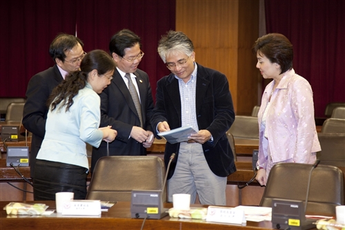 大陸廈門大學朱崇實校長等一行5人蒞校參訪，本校張家宜校長於驚聲國際會議廳主持簡報及座談，兩校針對學術合作事宜進行熱烈的交流。
