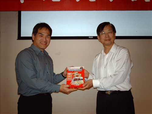 一筆通國際股份有限公司捐贈本校成人教育部60套Daily Chinese（一日生活華語）軟體，日後該軟體將應用於外籍生或華裔學生學習華語上，讓學生學習華語更能得心應手，提高學習成效。