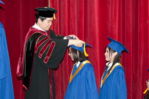 本校蘭陽校園於5日上午舉行第2屆畢業生之畢業典禮，典禮全程以英語進行。畢業生帶著師長及學弟妹的祝福，昂首開展人生新的里程碑。