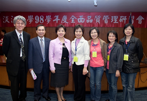 主題為「精進品管圈技能，強化跨組織合作」的98學年度全面品質管理研習會，張家宜校長並頒獎給本校品管圈競賽前3名的文革圈、兩極圈、黑眼鳳凰圈，並邀請台中榮民總醫院品管圈發表暨專題演講，以分享其執行品管圈的經驗與成效。