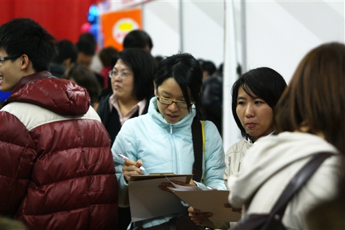 本校舉行2010年校園徵才博覽會，吸引50家企業蒞校徵才，會場提供完整的求職資訊，讓同學們即早熟悉就業市場狀況，做好自我生涯規劃，以期順利與職場接軌。