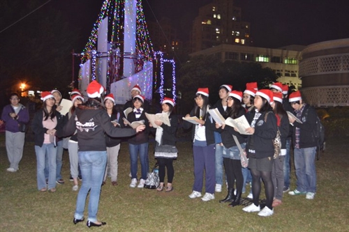 「淡江一甲子，旋轉久久，迎向100 蛋捲點燈」暨「2010白色聖誕化妝舞會」活動熱鬧登場。