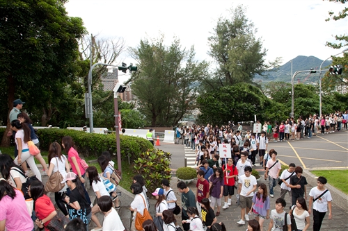 新淡江人登克難坡，本校99學年度新生開學典禮暨入學講習於淡水校園隆重舉行。