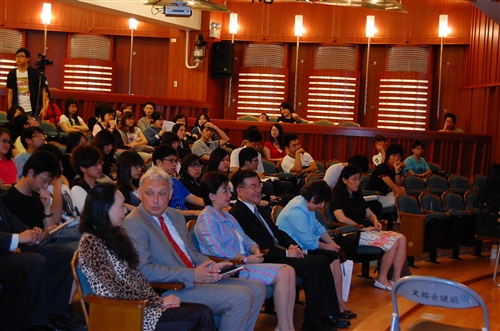 歐洲研究所、覺生紀念圖書館及歐洲聯盟研究中心，自即日起至14日聯合舉辦「第二屆歐盟週」一系列活動，包括學術研討會、歐洲主題書展、電影欣賞及講評等，加深全體教職員生對於歐洲聯盟的認識。